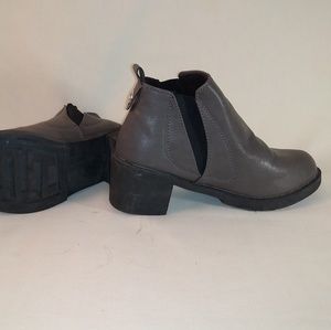 *** SHIPPING IS NOW  F R E E !!!! *** Size 8 Boots with THAT PERFECT HEEL